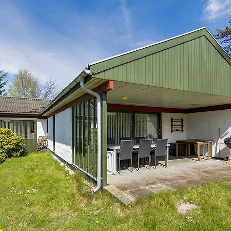 Semesterbostad Three-bedroom Holiday In